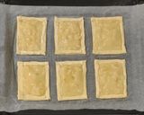 Foto del passaggio 8 della ricetta Sfogliatine con budino alla vaniglia ananas e amaretti