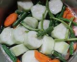 Foto langkah ke 2 dari resep Sayur Bening Bayam Oyong.