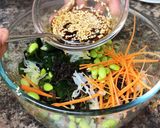 รูปขั้นตอนการทำที่ 6 ของ ยำสาหร่ายวากาเมะ Wagame Seaweed Salad