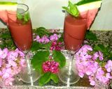 A picture of step 2 of Red watermelon juice, mint and lemon juice.