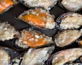 A picture of step 3 of Baked Garlic Mussels with Cheese.