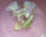 Gambar langkah 1 resipi Tomyam Campur (udang, sotong dan ayam).
