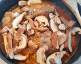 Foto del paso 4 de la receta: Rabo de toro guisado con manzanilla y setas