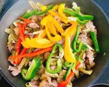 Hình bước làm 5 của món Thịt Heo Rừng Xào Cải Chua Ớt Chuông