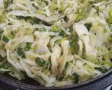 Foto del paso 2 de la receta: Salteado de repollo y puerro