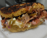 Foto del paso 12 de la receta: Sándwich🥙de carne🥩bbq🍯, cebolla🧅, pimiento🫑y queso🧀