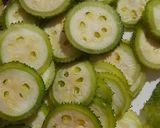 A picture of step 3 of Crispy Fried Spiny Gourd.
