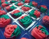 Foto langkah ke 6 dari resep Bolu mawar warna warni.