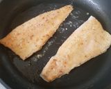 Foto del paso 3 de la receta: Filete de trucha asalmonada con salsa de chile seco y pepitas