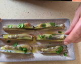 Foto del paso 3 de la receta: Navajas con vinagreta de mango y cilantro fresco
