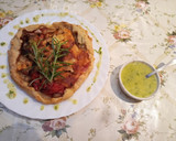 Foto del paso 10 de la receta: Galette de tomate, queso y cebolla con pesto de perejil