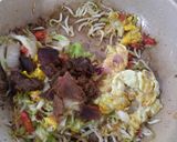 Foto langkah ke 3 dari resep Kwetiau Goreng Ala Solaria dengan Topping Daging Rendang.