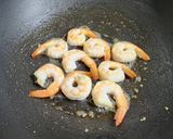 A picture of step 2 of Low-Fat Lunchbox Recipe 03: Stir-Fried Shrimp with Edamame.