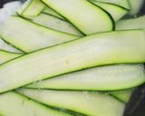 Foto del passaggio 2 della ricetta Fagottini di zucchini con feta, noci e basilico