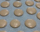 Une image de l'étape 5 de Macarons ganaches montées choco - praliné & choco - menthe.
