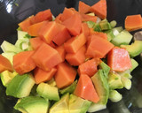 Foto del paso 2 de la receta: Ensalada de pollo, aguacate, pepino y papaya