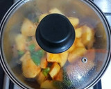 Foto del paso 3 de la receta: Guiso de patatas mantecosas con ajos, cebolla y pimiento verde