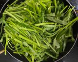 Hình bước làm 3 của món Rau muống xào tỏi