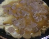 Foto langkah ke 2 dari resep Telur Dadar Sosis Saus Asam Manis.