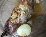 Foto del paso 2 de la receta: Paleta de cerdo con ajos y cebollas