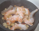 Foto del paso 2 de la receta: Pasta con langostinos al pil pil