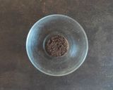 Foto del passaggio 1 della ricetta Biscotti con i fondi del caffè al cioccolato fondente