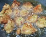 A picture of step 3 of Kanda Bhaji.