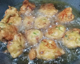 A picture of step 3 of Kanda Bhaji.
