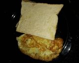 A picture of step 3 of Fried eggs and sliced bread.