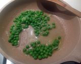Foto del passaggio 3 della ricetta Gamberi alla paprica dolce con crema di piselli e salsa di lamponi