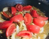 Foto del paso 3 de la receta: Filetes de Pechuga de Pollo Encebollado 🧄🧅🍅🌿