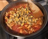 Une image de l'étape 10 de Moules aux tomates, champignons et persil.