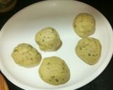 A picture of step 4 of Moong dal lachchha paratha.