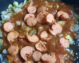Foto del paso 2 de la receta: Huevo con salsa y salchichas