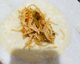 A picture of step 5 of स्पाइसी नूडल्स रोल.
