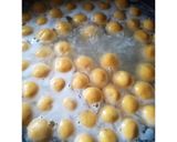 Foto langkah ke 4 dari resep Klepon Ubi Kuning.