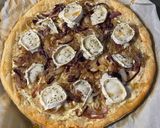 Une image de l'étape 4 de Tarte fine au chèvre, oignons confits et miel 🍯.