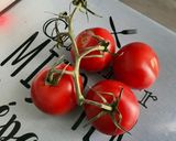 Une image de l'étape 1 de Salade de tomates et concombre à l’oignon rouge et persil.