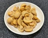 芹菜炒洋菇(簡單料理)的食譜步驟4照片