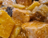 Foto del paso 6 de la receta: Pavo guisado con berenjena y patata en salsa de almendras y pan