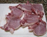 Foto del paso 3 de la receta: Chuletas de cerdo a la chapa con verduras salteadas