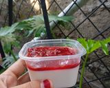 Foto langkah ke 6 dari resep Strawberry Panna Cotta.