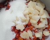 Foto del paso 1 de la receta: Mermelada dúo, tomatitos cherry y pera!!