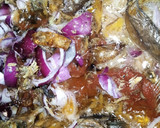 A picture of step 1 of Twist macaroni jollof.