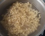 Foto langkah ke 2 dari resep Mie Goreng Sosis.