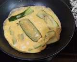 Foto del paso 3 de la receta: Tortita de huevo con calabacín