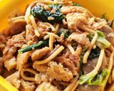 Foto langkah ke 6 dari resep Bakmie Mie Goreng Panjang Umur Ulang Tahun.