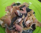 Foto langkah ke 1 dari resep 02. Tetelan ikan salmon dan jamur kancing kuah segar.
