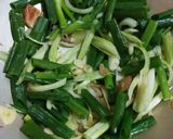 Foto langkah ke 3 dari resep Ayam tumis daun pre.