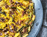 Foto del paso 7 de la receta: Arroz con carrillada, ajos tiernos y espárragos trigueros